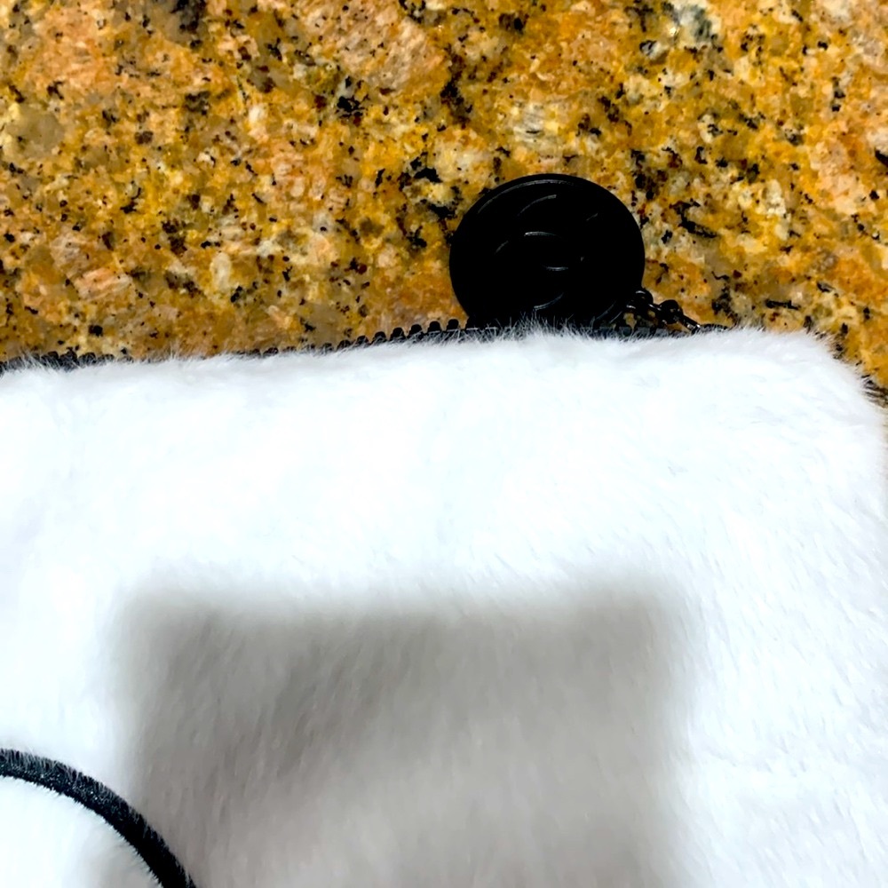 Authentic rare and collectible large CHANEL White Faux Fur Clutch, must have! - Picture 4 of 13
